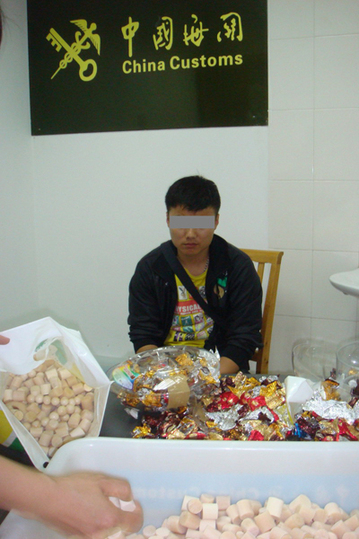 广州海关查获伪装成“糖果”走私进境的象牙制品11.56公斤（图）