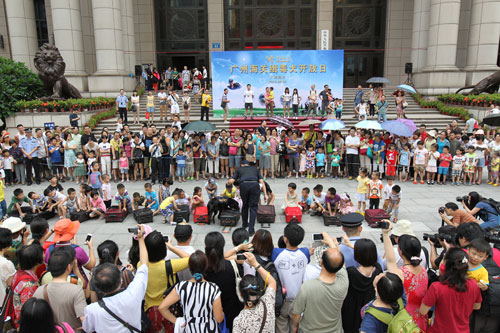 广州市民与海关“明星缉毒犬”亲密接触