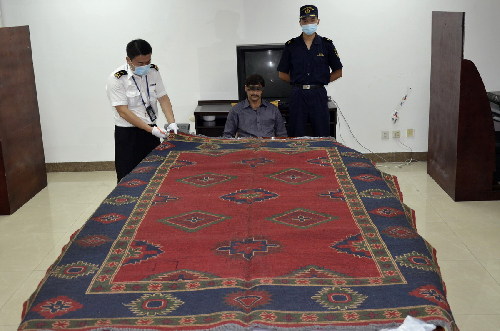 广州海关连续查获地毯藏毒案