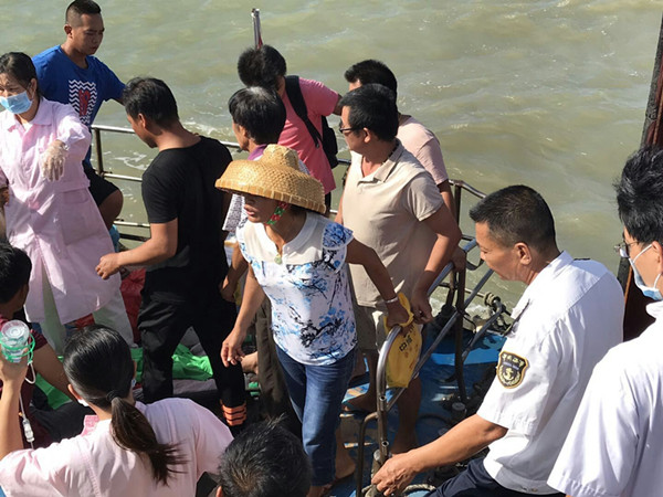 湛江海岛孕妇生产遇上渡船停运 海事部门紧急抢通绿色生命通道