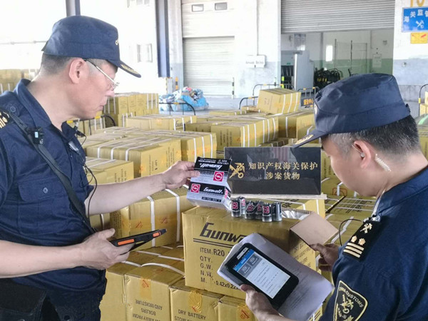 广州海关截获涉嫌侵权干电池逾103万个