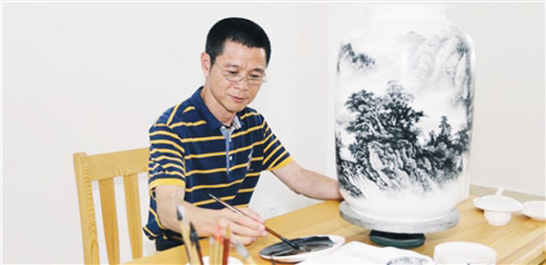 陶瓷艺术大师黄建宏：40年专注青花瓷