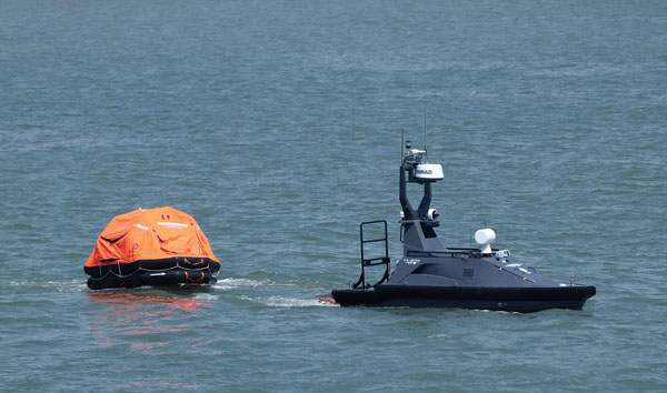 云洲参加全球首次无人艇反走私演练 与警察海上协同抓捕“犯罪分子”