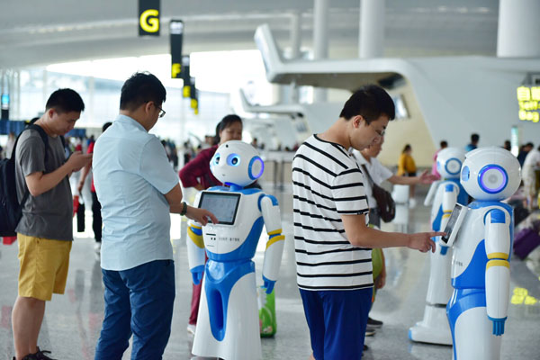 智慧出行新体验 白云机场上线“云朵”智能机器人